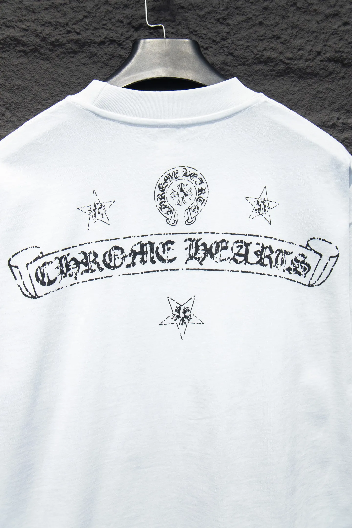 P170 Chrome hearts• 25ss ⚠YB custom-woven and dyed fabric, color, printing, version, accessories, hardware. The fabric is woven by imported machines. The uniqueness of the cloth texture creates a perfect garment effect. The fabric is made of 260-gram clean cloth with 320-gram 1*1 rib. 4-color environmentally friendly dyed fabric, and the threads are in the same cylinder without color difference.  Gradient graffiti on garments, hand-painted graffiti technology on garments, details clearly visible on the collar, pockets, cuffs, and front and rear threads. The printing uses Japanese BROTHER white ink digital direct-injection garment printing. This model is a global limited edition. In order to present a product like a work of art, after a long period of repeated determination of details, a very high-standard garment is presented. The front chest is made of direct-injection printing environmentally friendly glue material, using a mechanized printing process. Mechanical printing has high precision, the positioning accuracy can reach ±0.02mm, and the quality is stable.  The body of the garment is processed with hand-nailed hardware elements, which greatly increases the interest of the garment and creates a unique visual effect. The special washing effect creates a unique aged effect.  Croix Heart Short Sleeve must be the first short-sleeved piece in spring and summer that blurs the boundaries of unisex style. It has a classic dropped shoulder oversize version and a loose and casual upper body.  Color: Black White Size: S M L XL